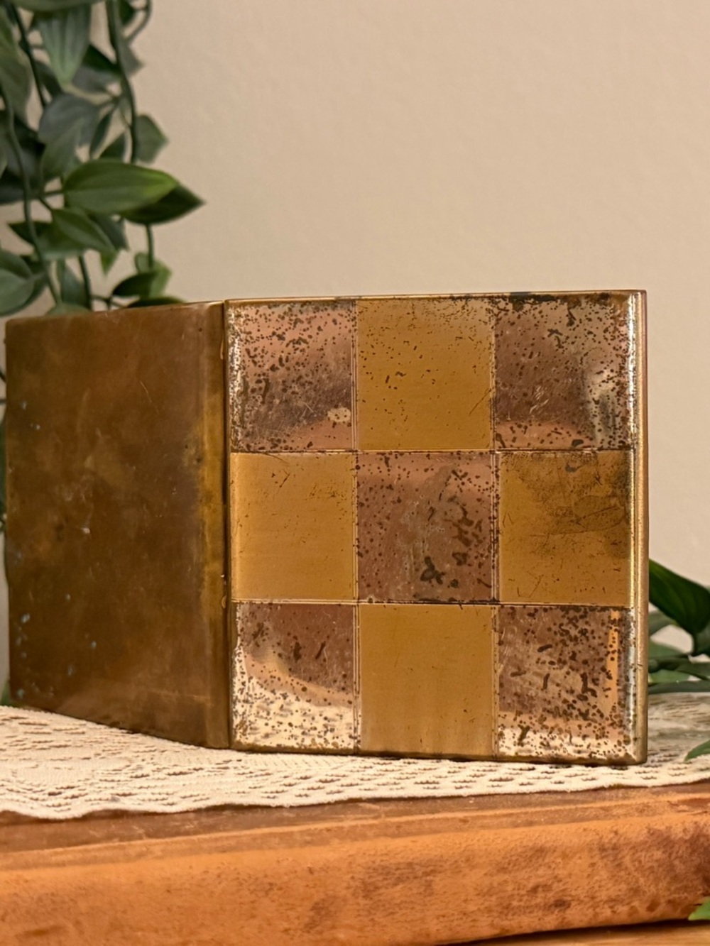 Brass toned Tiled Decorative cigarette holder